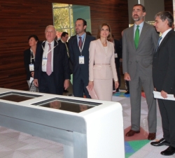 Don Felipe y Doña Letizia, durante la visita a la sede de Google, observan la exposición sobre el proyecto que permite recorrer la historia de la pres
